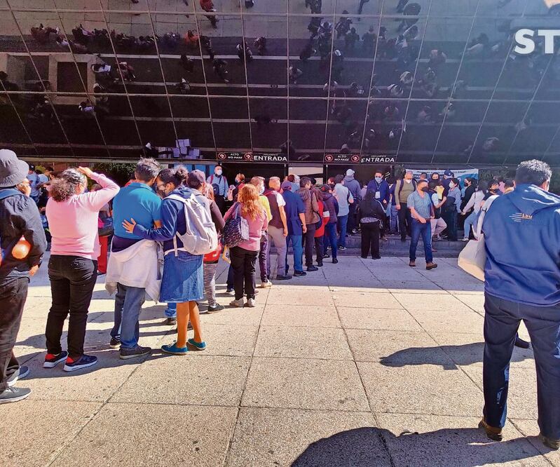 Algunos trabajadores expresaron su temor de que no les paguen su quincena si no logran obtener el documento. Foto: DENISSE HERNÁNDEZ/CUARTOSCURO