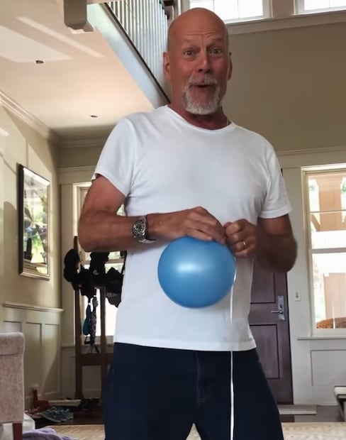 Bruce Willis reaparece en las redes sociales de su esposa.