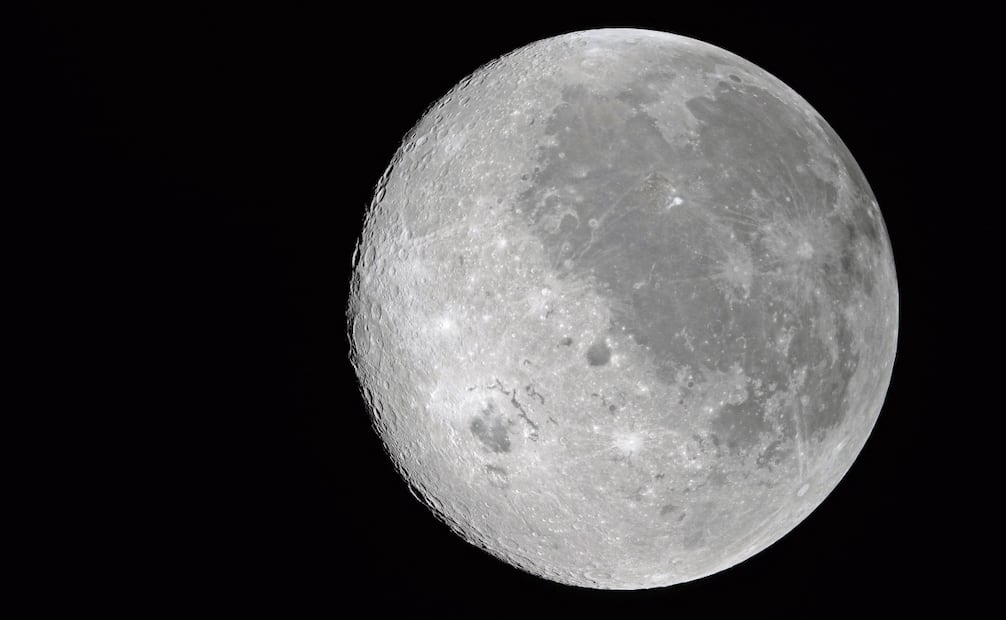 Cara visible de la Luna en la parte derecha del disco, identificable por las manchas oscuras. Foto: NASA