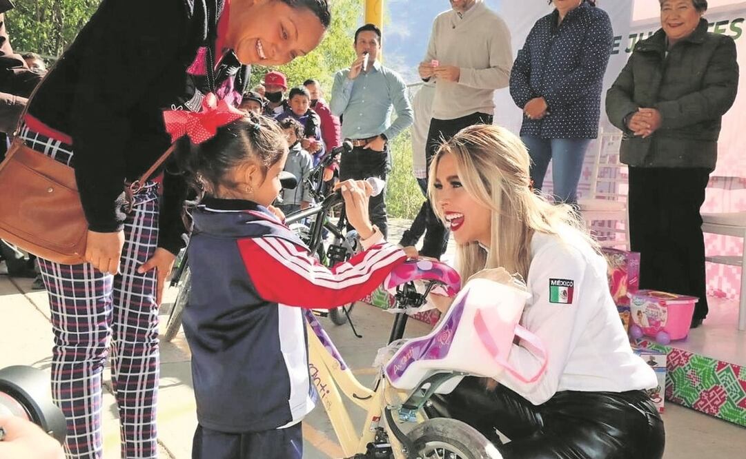 La presidenta del DIF, Ruth González, entregó los regalos en la cruzada de Regalos con Amor para Pequeños Corazones 2022. Foto: ESPECIAL