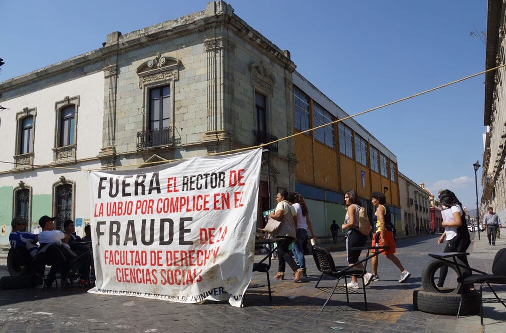Estudiantes y catedráticos de la Facultad de Derecho y Ciencias Sociales de la Universidad Autónoma “Benito Juárez” de Oaxaca, cerró dos calles del Centro Histórico. Edwin Hernández/EL UNIVERSAL