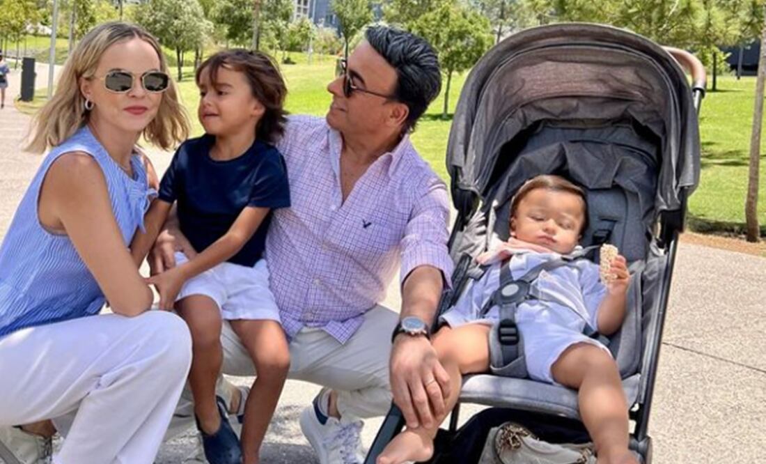 Adal Ramones con su esposa Karla y sus dos hijos menores.