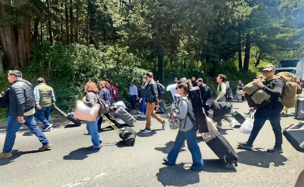 Decenas de personas que viajaban a la Ciudad de México tuvieron que bajar de los autobuses y caminar. Foto: Juan Carlos Williams/EL UNIVERSAL