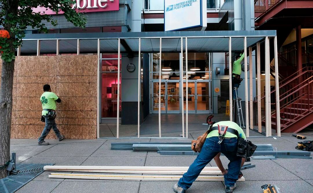 El Departamento de Policía de la zona metropolitana de Louisville dijo que estaba colocando barricadas alrededor de Jefferson Square Park (Fotos: AFP)