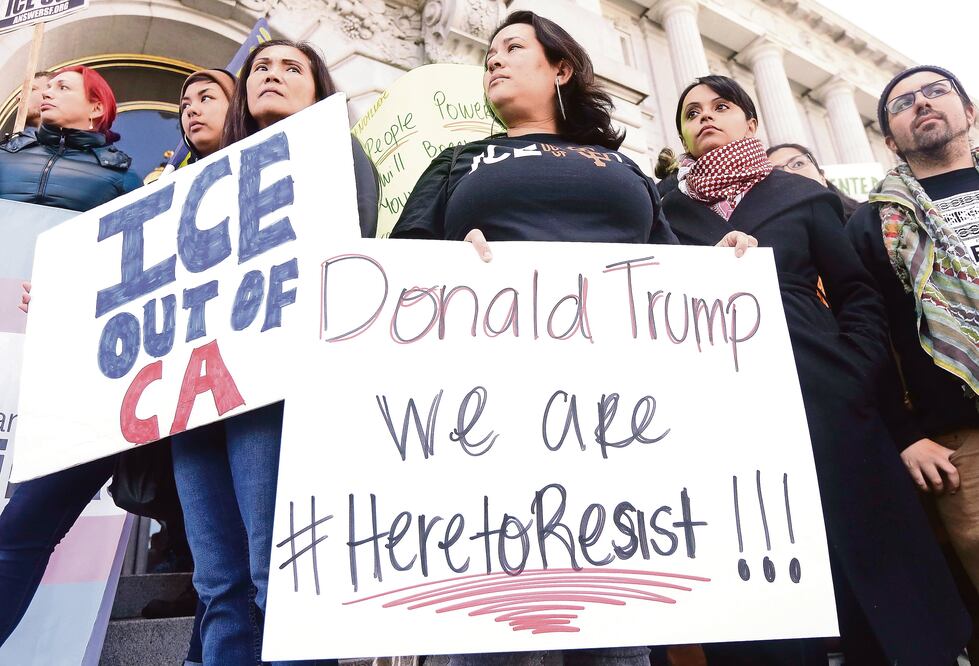Jóvenes, durante una protesta, ayer en San Francisco, contra la dura postura del presidente Donald Trump en materia migratoria. (JEFF CHIU. AP)