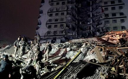 Más de mil muertos confirmados por terremoto de 7.8 en Turquía