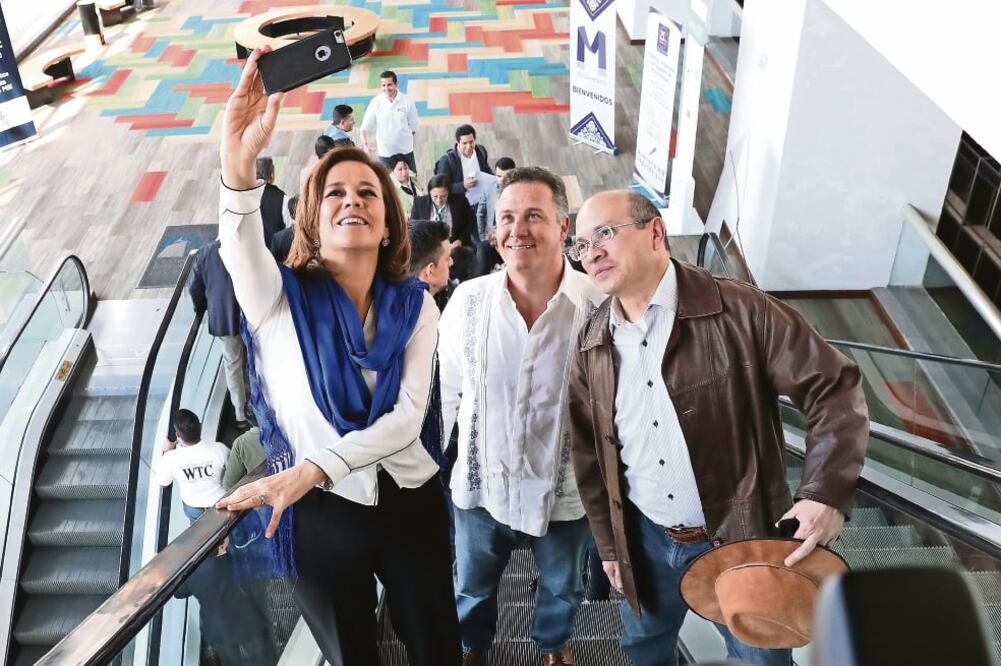 La aspirante a la candidatura presidencial por el PAN, Margarita Zavala, encabezó una reunión de panistas en el WTC, en donde solicitó a los militantes de Acción Nacional sumarse a su proyecto. (ARIEL OJEDA. EL UNIVERSAL)