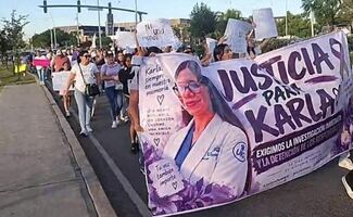 Con la exigencia de justicia, marchan en Irapuato por feminicidio de estudiante de medicina en Zapopan; "no estamos todas, nos falta Karla"