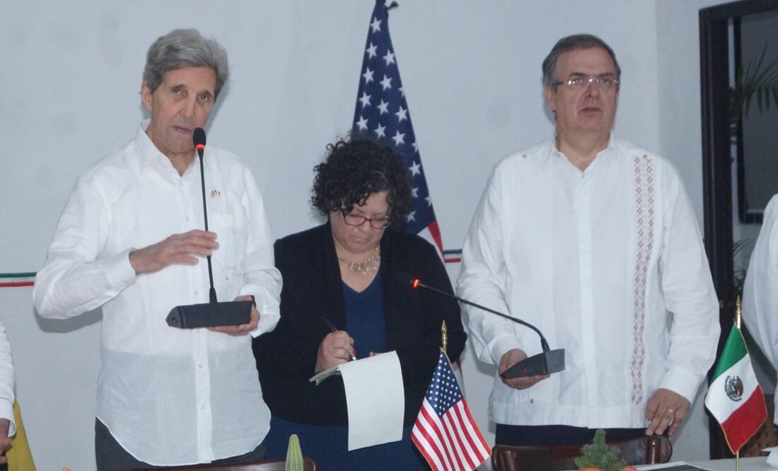 John Kerry y Marcelo Ebrard dan un mensaje a medios en la Base Aérea Militar número 15 en Oaxaca tras reunión con AMLO / Foto: Edwin Hernández EL UNIVERSAL