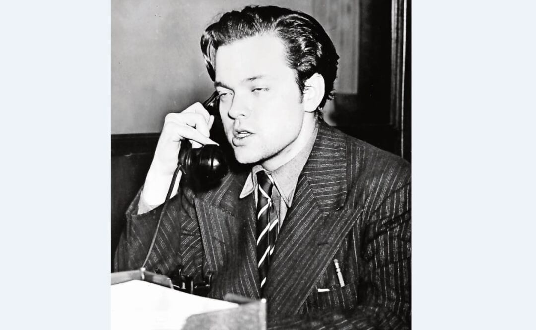 Orson Welles  en su oficina meses después de la transmisión radiofónica.  FOTO: ARCHIVO