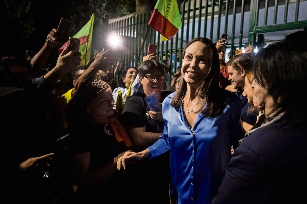La exdiputada María Corina Machado, al celebrar junto a aliados y seguidores tras conocer los resultados de las elecciones primarias, en Caracas. Foto: EFE