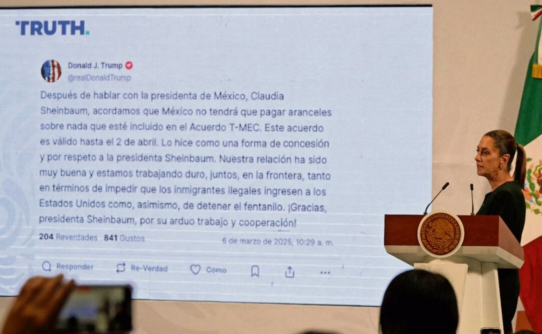 La presidenta de México, Claudia Sheinbaum, junto a una publicación en Truth Social del mandatario estadounidense Donald Trump, en su conferencia de prensa el 6 de marzo. (17/05/25) Foto: AFP
