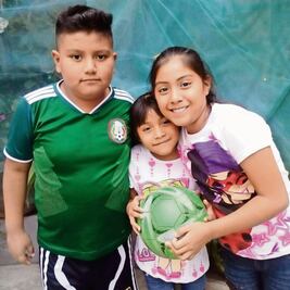 En su día, los niños piden paz y educación