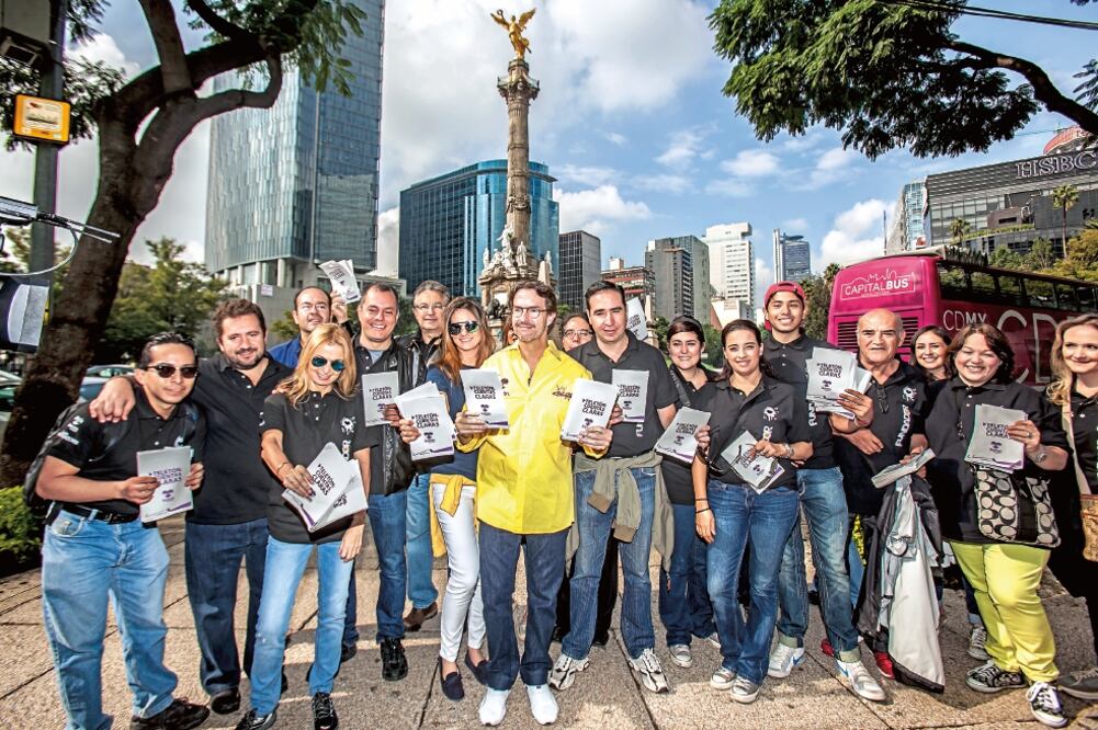 Fernando Landeros, junto con su esposa y colaboradores entregaron volantes sobre Paseo de la Reforma como parte de la campaña que realiza la Fundación Teletón para que la sociedad esté enterada de sus acciones (YADÍN XOLALPA. EL UNIVERSAL)