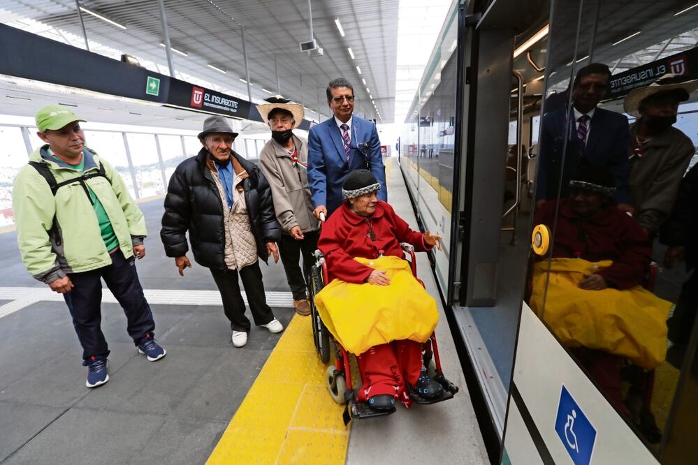 María del Carmen Chávez, de 80 años, fue la primera usuaria de El Insurgente; viajó con su hijo y esposo. Foto: Especial
