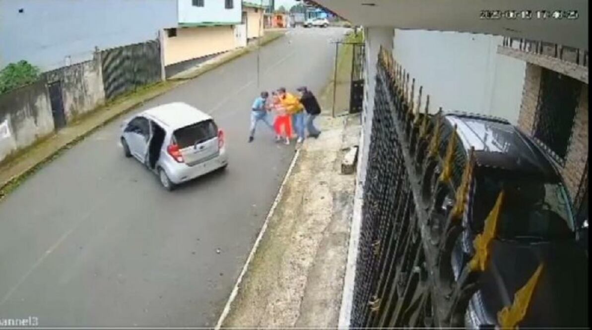 Una mujer fue secuestrada en Ecuador, mientras un familiar suplicaba que no se la llevaran. Foto: captura de video