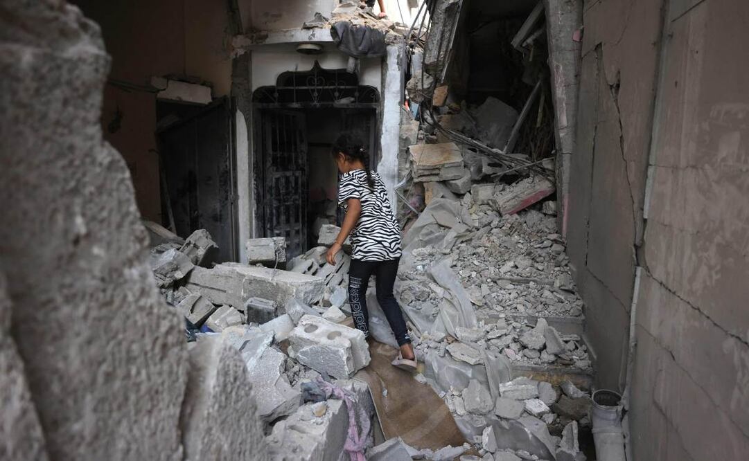 Una niña palestina camina entre los escombros de un edificio que fue blanco de un ataque israelí en el barrio de Sheikh Radwan, en la ciudad de Gaza, en el centro de la Franja de Gaza, el 6 de julio de 2025. Se esperaba que una delegación israelí llegara a Doha el 6 de julio para negociar una tregua en Gaza y un acuerdo para la liberación de rehenes, después de que el grupo palestino Hamás se declarara dispuesto a iniciar las negociaciones "de inmediato". Foto: AFP