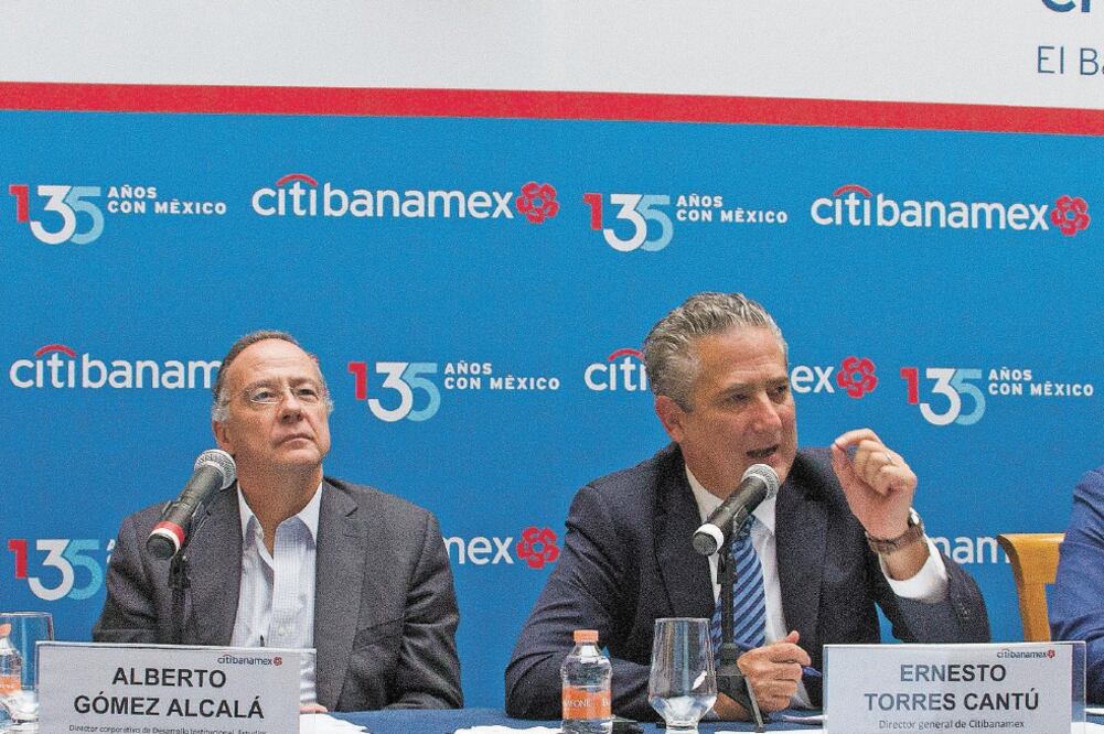 Visión. Alberto Gómez Alcalá y Ernesto Torres Cantú, directivos de CitiBanamex, perciben prudencia ante la desaceleración. Foto/ROGELIO MORALES. CUARTOSCURO