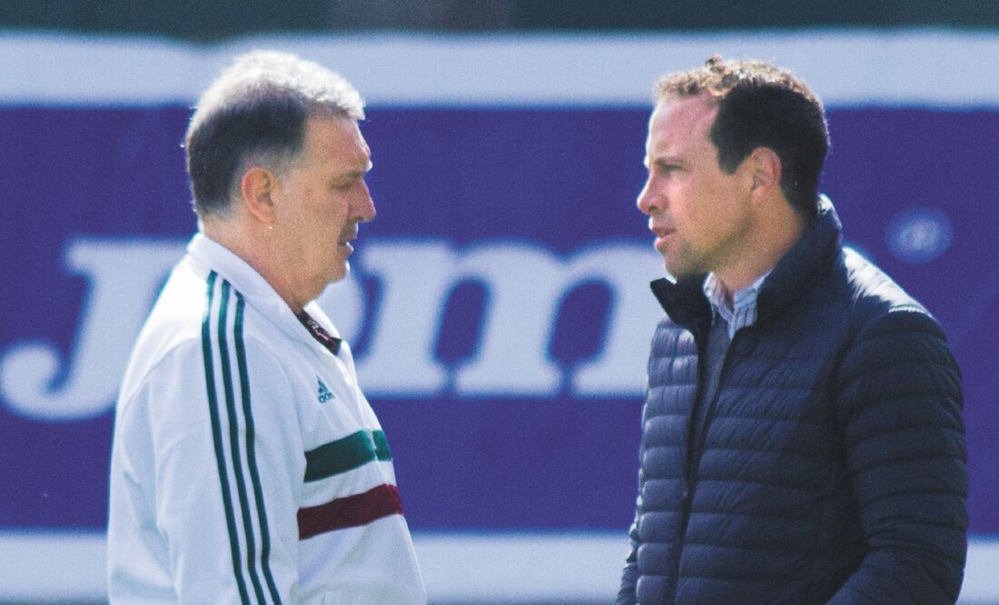 Gerardo Martino (izq.) alista ya los juegos ante Chile y Paraguay, de marzo. MAGO7