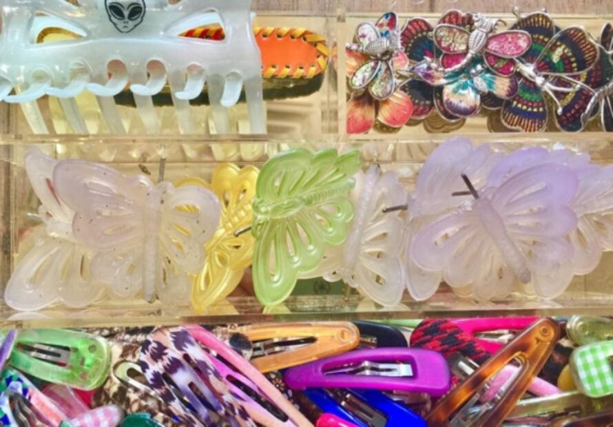 Peinados con pincitas noventeras para estar en tendencia