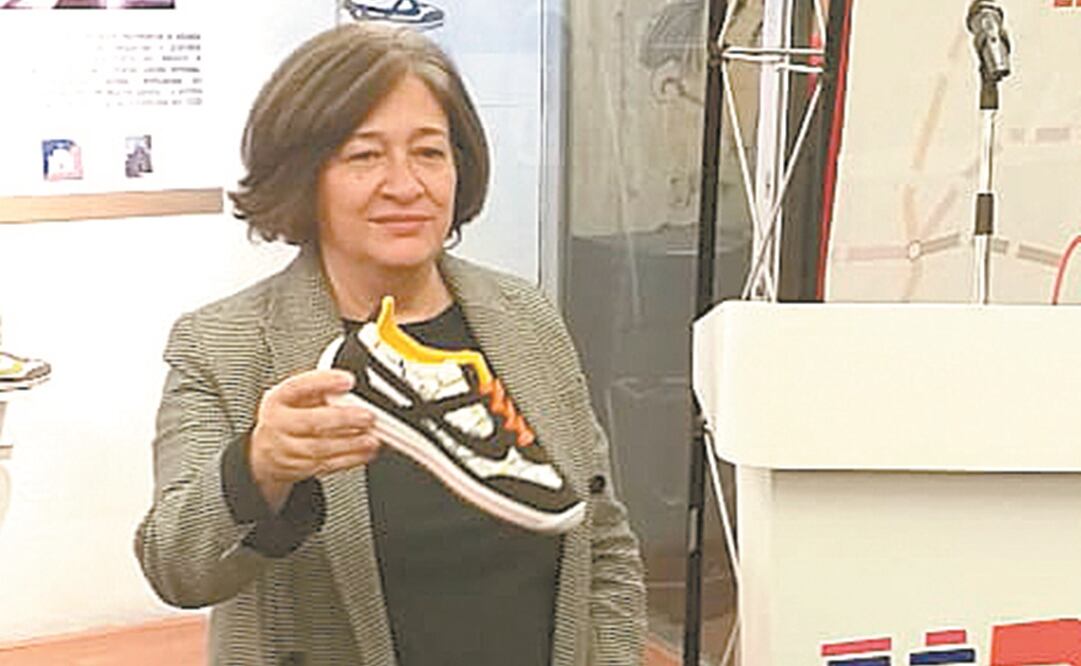 Florencia Serranía, directora del Metro, presentó los tenis conmemorativos por los 50 años del Sistema de Transporte Colectivo. Foto: Especial