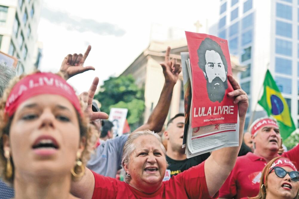 Simpatizantes del expresidente Luiz Inácio Lula da Silva se manifestaron en Sao Paulo, Brasil, para que el exmandatario sea puesto en libertad. (AMANDA PEROBELLI. REUTERS)