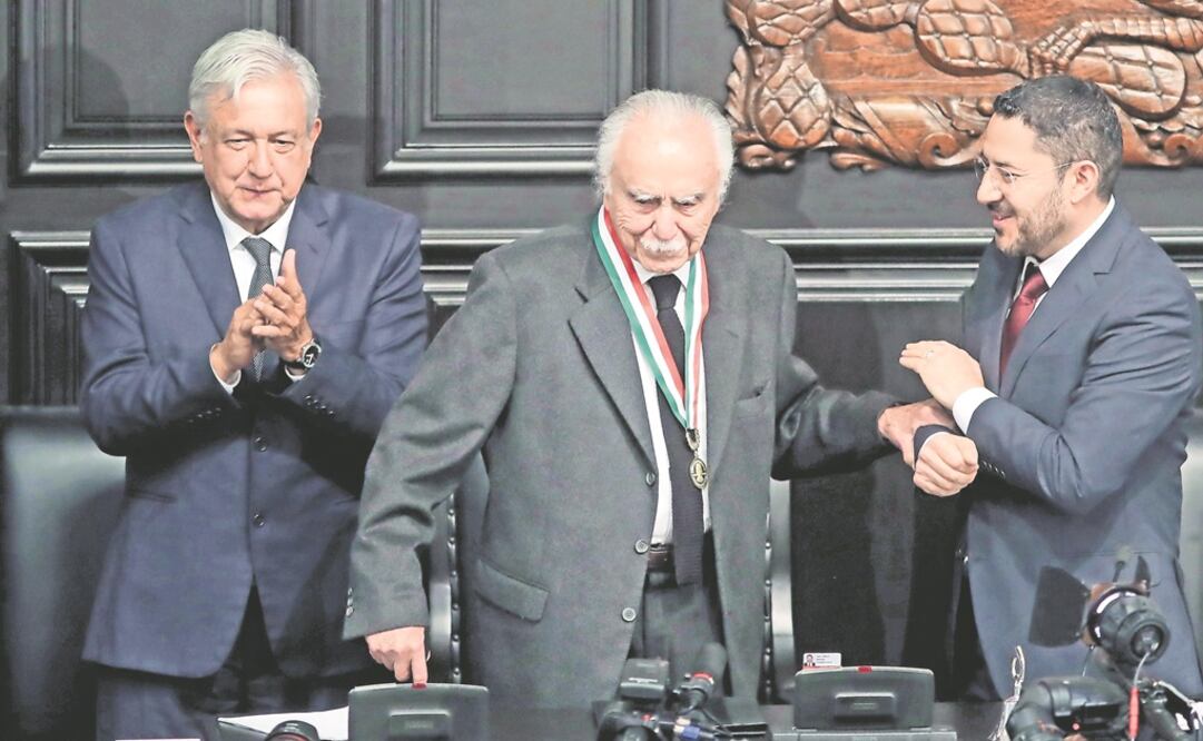 El presidente Andrés Manuel López Obrador, Carlos Payán Velver y Martí Batres, en la entrega de la Medalla de Honor Belisario Domínguez. Foto: LUCÍA GODÍNEZ. EL UNIVERSAL