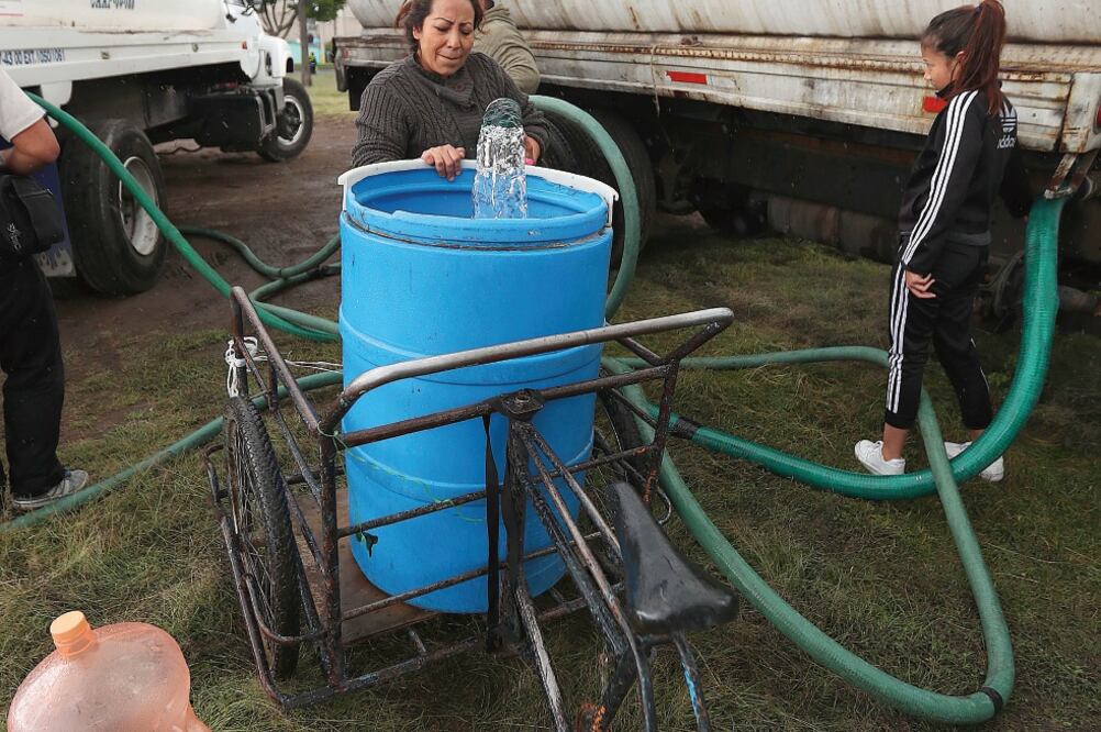 Organización. Habitantes afectados se han formado por semanas, incluso duermen afuera de las oficinas para conseguir una pipa. (ARIEL OJEDA. EL UNIVERSAL)