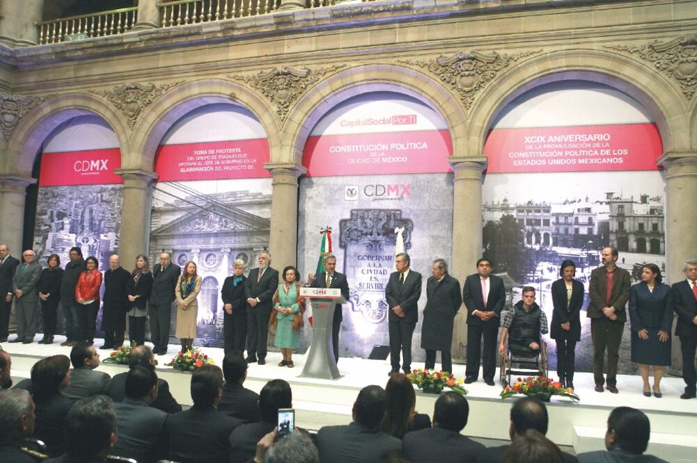 El grupo de notables que colabora en la Constitución revisa las propuestas (ARCHIVO EL UNIVERSAL)