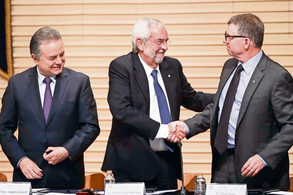 Acercamiento. Enrique Graue y el presidente de la Universidad de Alberta, David H. Turpin, impulsan convenio para formar expertos en geoenergía. (YADÍN XOLALPA. EL UNIVERSAL)
