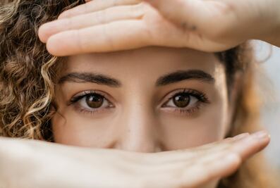 Aplica el contorno de ojos de la manera más efectiva y dile adiós a una mirada cansada 