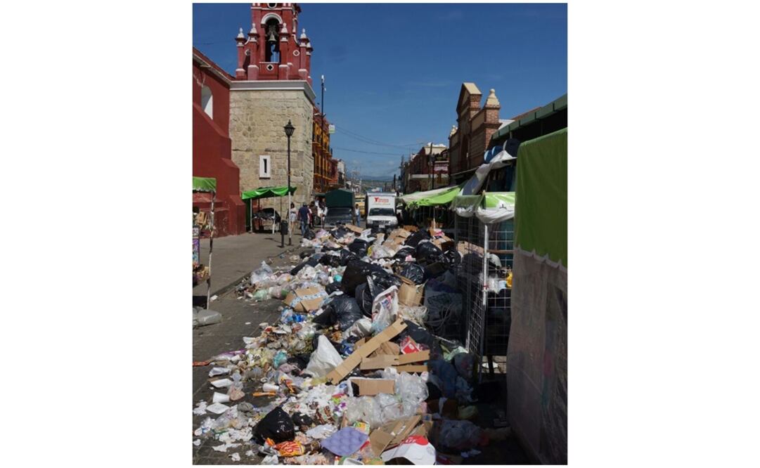 La capital de Oaxaca cumplió dos días con calles llenas de basura, debido a que el servicio de recolección se suspendió. FOTO: Edwin Hernández / EL UNIVERSAL