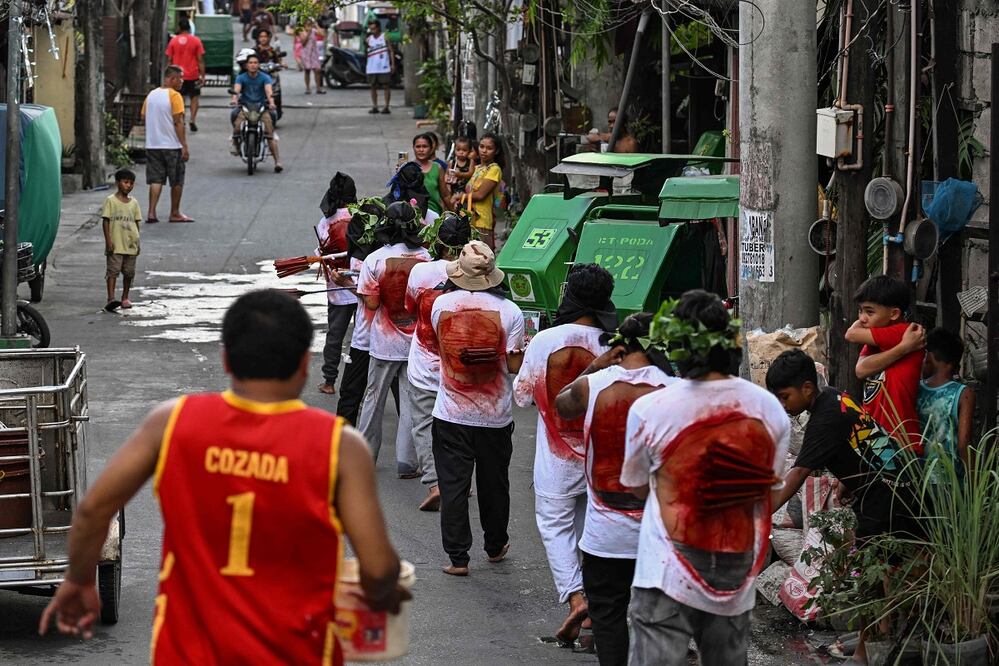 Penitentes caminan por las calles en Rosario, Filipinas, mientras se autoflagelan, en el Jueves Santo. FOTO : JAM STA ROSA. AFP