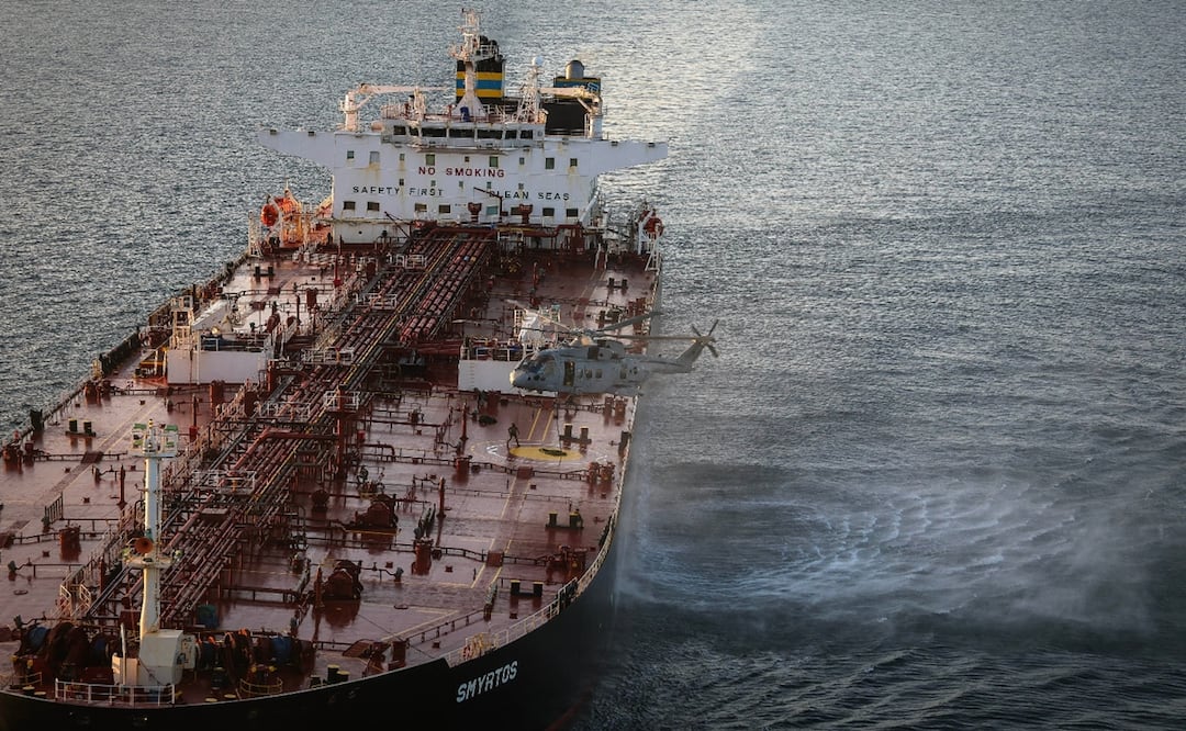 En la imagen proporcionada por la Marina británica, comandos de la Marina británica detienen el petrolero sancionado Smyrtos, en el canal de la Mancha. Foto: AP