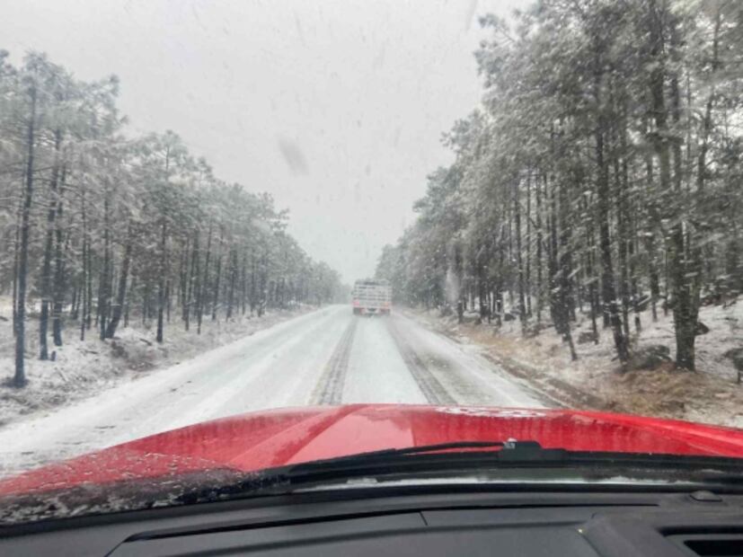 Cierran tramos carreteros por fuertes nevadas en Chihuahua: FOTOS