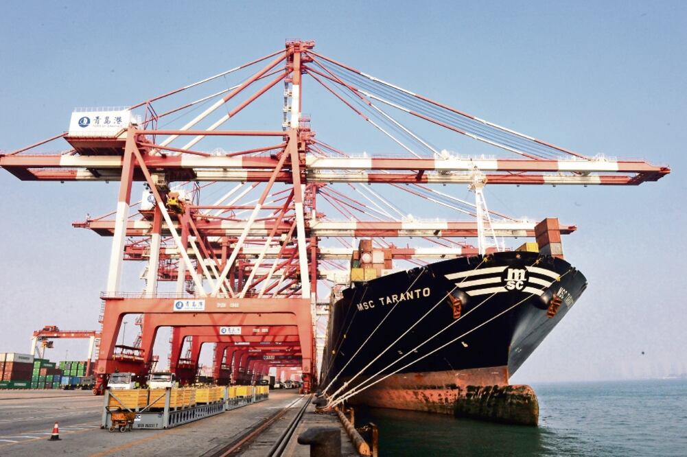 Un buque de carga extranjero, en el puerto chino de Qingdao. El ascenso chino podría ocasionar problemas geopolíticos, según la OCDE (YU FANGPING. XINHUA)