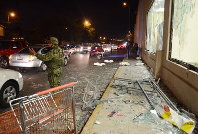 Saquean seis tiendas de autoservicio en Veracruz; 14 detenidos