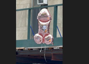 Decenas de globos en forma de pene sobrevuelan la corte donde se juzga a Donald Trump