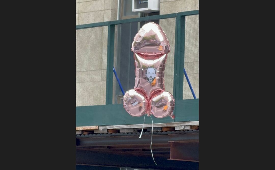 Los globos llevaban sobreimpresas las caras de personas como el juez Juan Marchand, que preside el juicio a Trump, o la del fiscal de Manhattan, Alvin Bragg, que presentó la acusación que llevó a juicio al exmandatario. Foto: X @LibbeyDean_