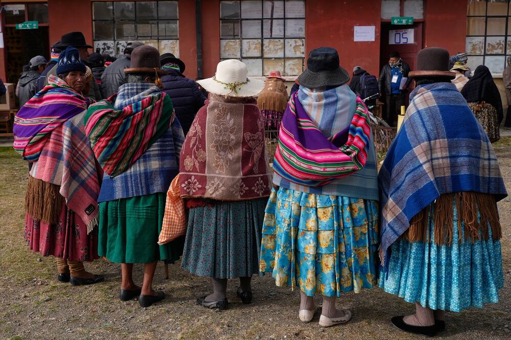 Votantes hacen fila en un colegio electoral durante la segunda vuelta de las elecciones presidenciales en Warisata, Bolivia, el domingo 19 de octubre de 2025. FOTO: JUAN KARITA. AP