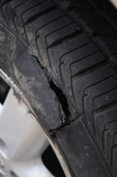 Los daños que causa a tu auto pasar rápido un tope