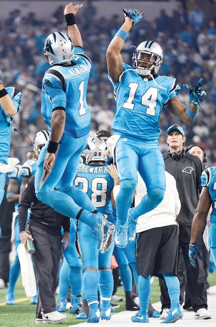 Joe Webb (14) festeja con Cam Newton una anotación de Carolina (MICHAEL AINSWORTH. AP)