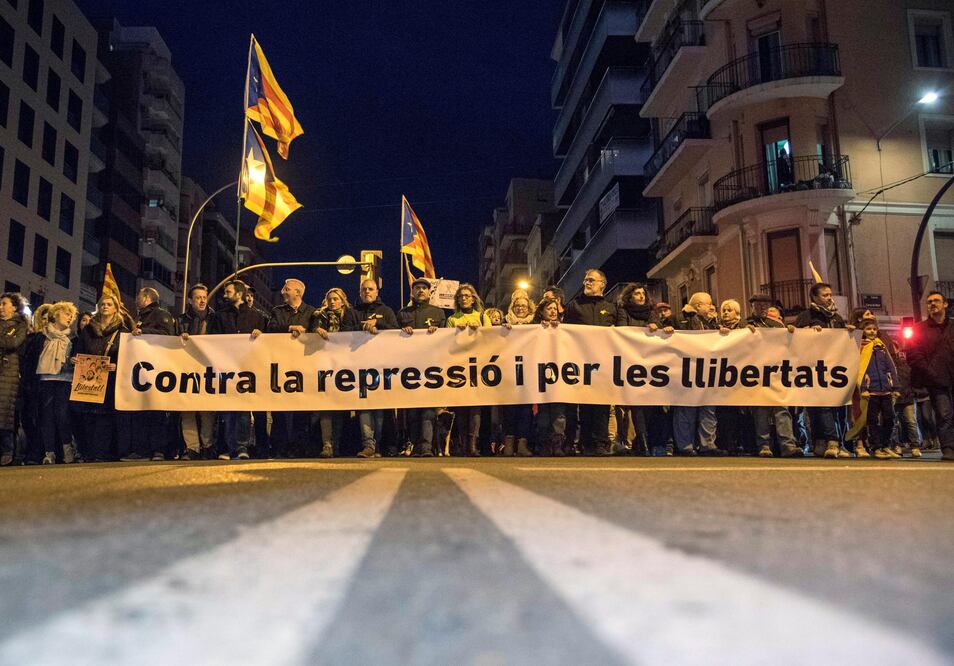 Con motivo de la huelga general, convocada por el sindicato minoritario Intersindical-CSC, manifestantes salieron a las calles catalanas (Foto: EFE)