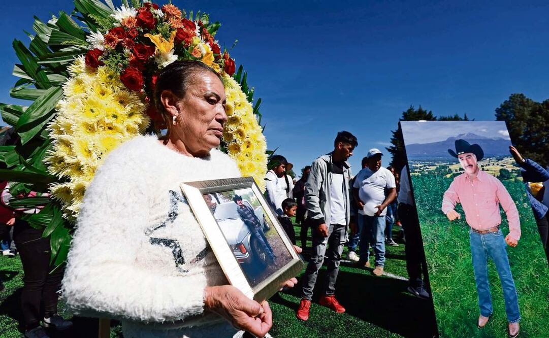Durante la ceremonia, colocaron una placa en nombre de Noé Olivares (el hombre de la camina rosa), Jorge Rojas, Emigdio Esquivel y Rodolfo Rojas. Foto: Alejandro Vargas | El Universal