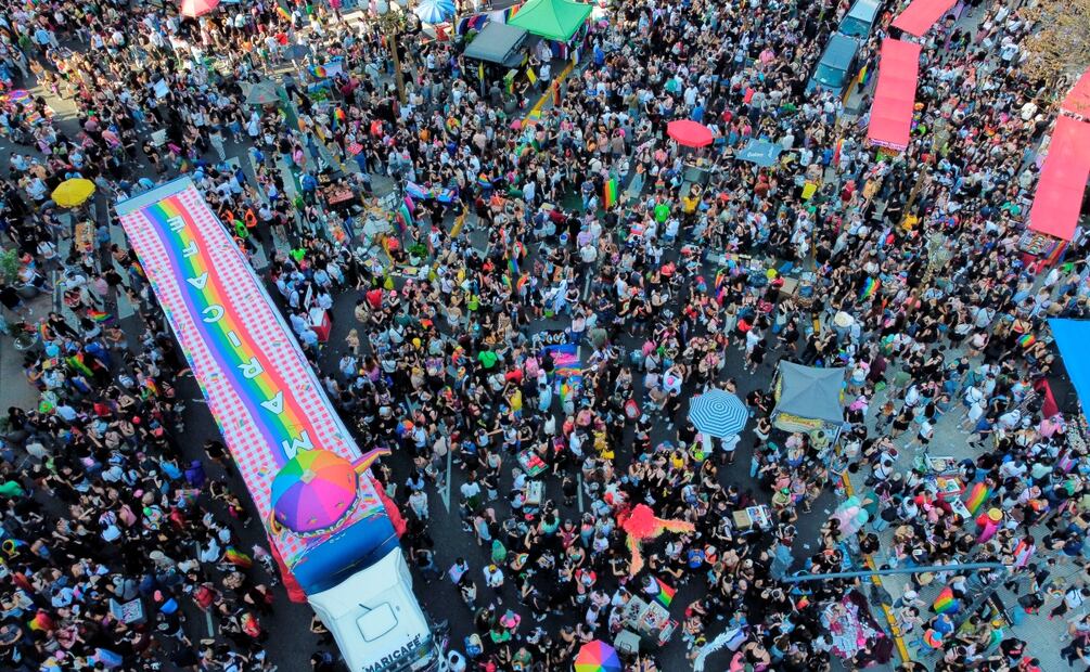Fotografía aérea que muestra a personas participando en la Marcha del Orgullo este sábado, en Buenos Aires (Argentina). Personas participan de la trigésimo cuarta Marcha del Orgullo, con fuertes llamados de atención ante los crecientes discursos de odio y la violencia que sufre el colectivo LGBT+ en el país suramericano. Foto: EFE/ Adan González