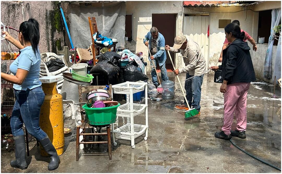 Personal de la Dirección de Protección Civil realiza labores para retirar el agua acumulada en los inmuebles a causa de las lluvias en Morelos. Foto: Especial