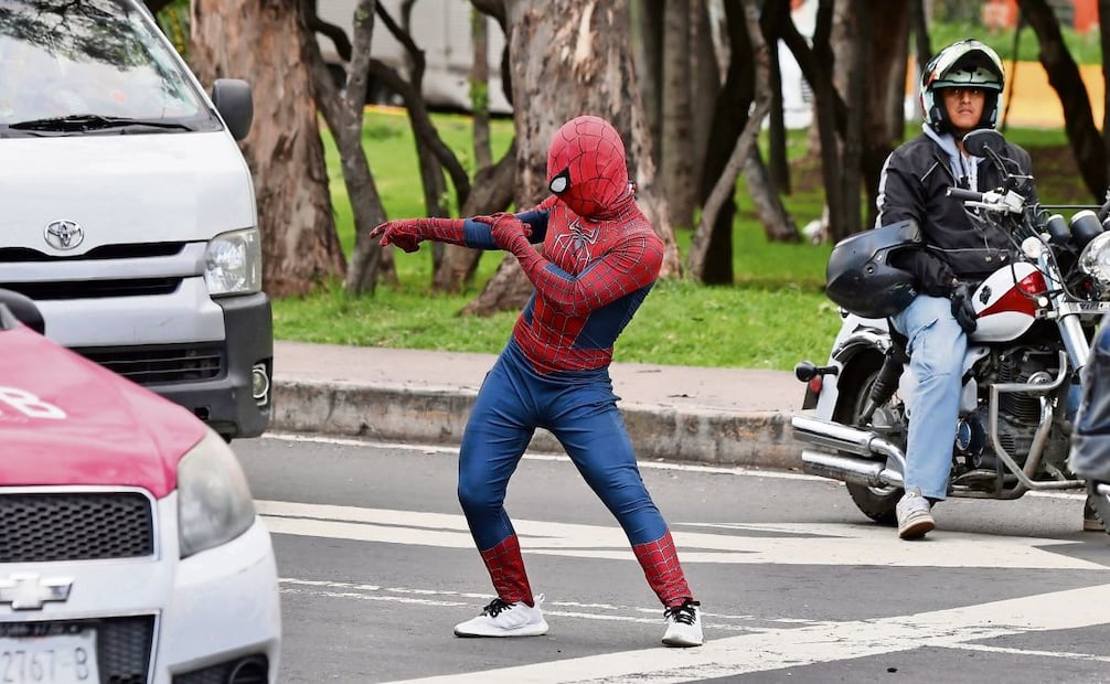 Disfrazados de Hombre Araña, los jóvenes ocupan los 35 segundos que dura la luz roja del semáforo para presentar su baile acrobático. Foto: Valente Rosas