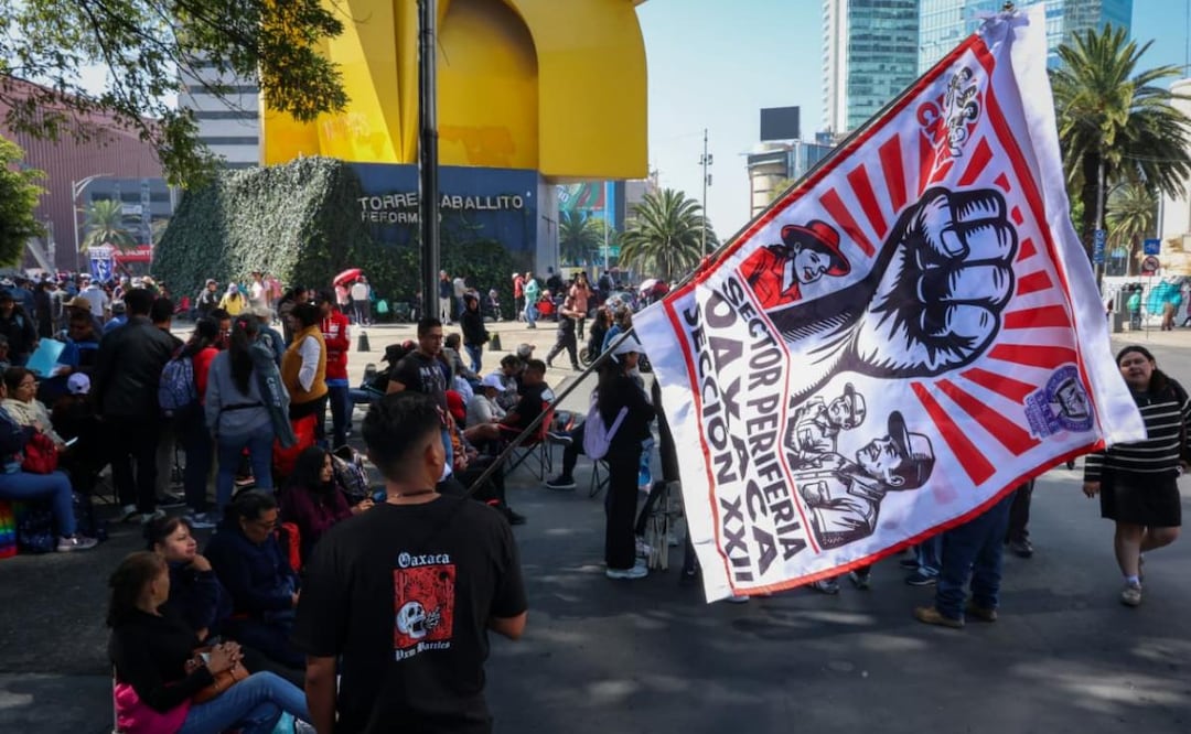 Maestros de la CNTE bloquean Paseo de la Reforma y se reúnen en la Torre del Caballito (19/03/2026). Foto: Luis Camacho / EL UNIVERSAL