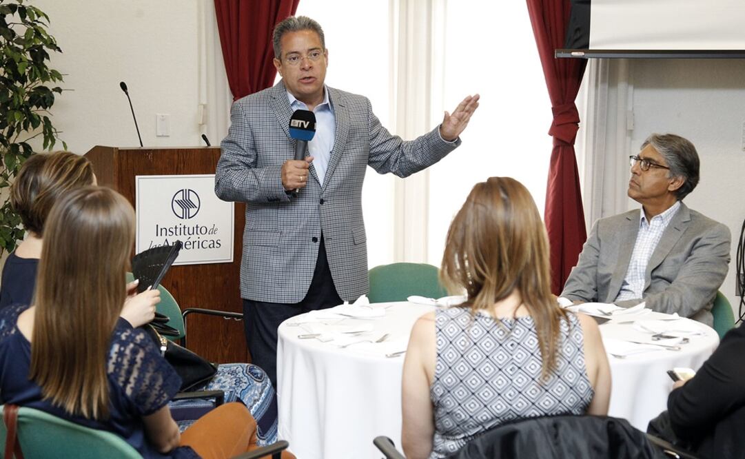 Enrique Bustamante Martínez, director de la Fundación Ealy Ortiz A.C, dio la bienvenida a los trabajos del taller. /Ariel Ojeda - EL UNIVERSAL