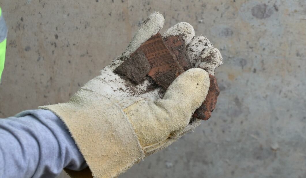 Vestigios arqueológicos fueron encontrados en la obra de la Calzada Flotante, sobre la Calzada San Antonio Abad, frente al extemplo de San Antonio Abad en la colonia Tránsito, Ciudad de México, el martes 11 de noviembre de 2025. Foto: Valente Rosas/EL UNIVERSAL
